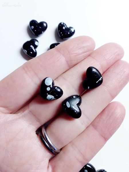 10 schwarze Herz Perlen mit Farbklecksen